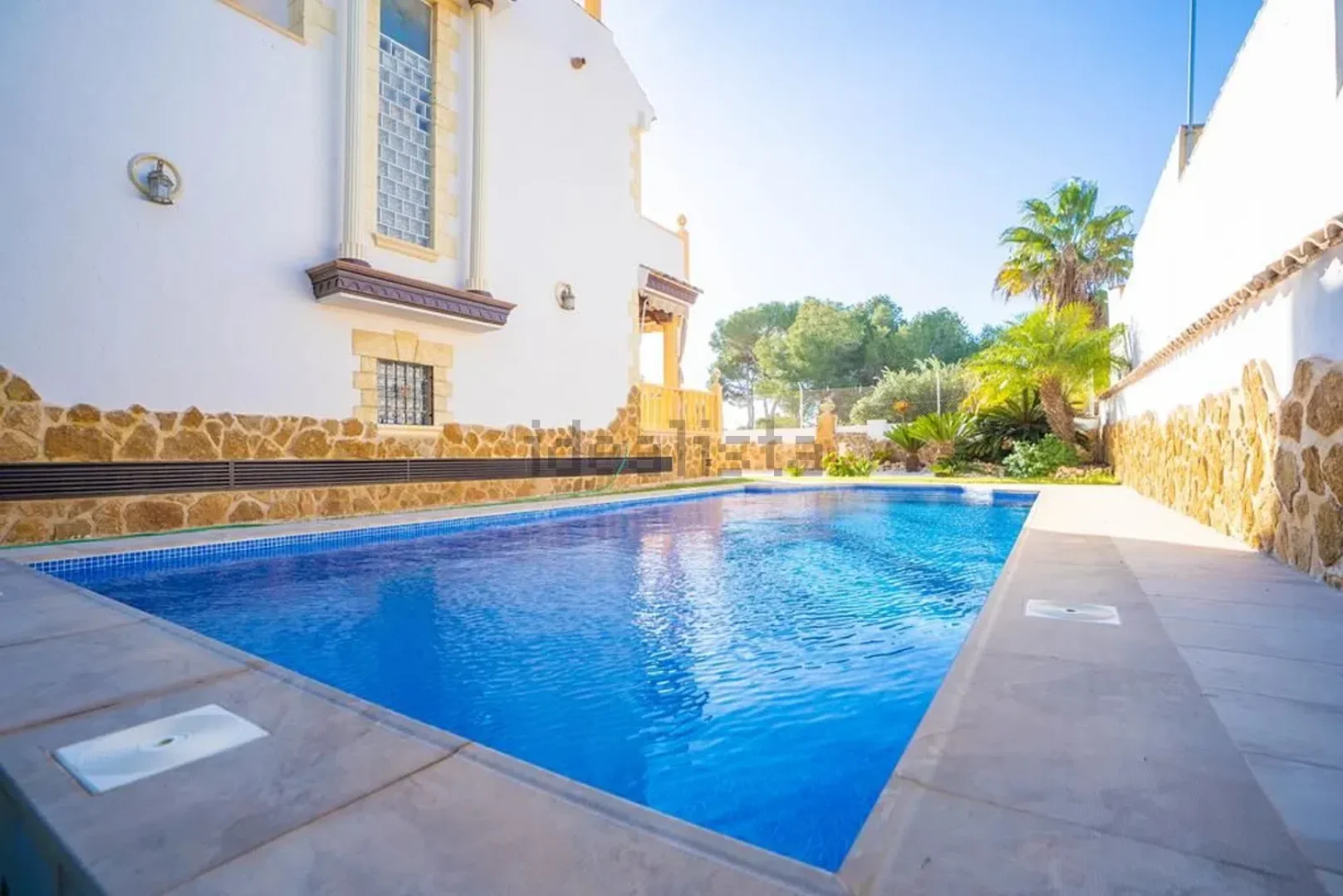 Private swimming pool at Villa Faye Ray Costa Blanca